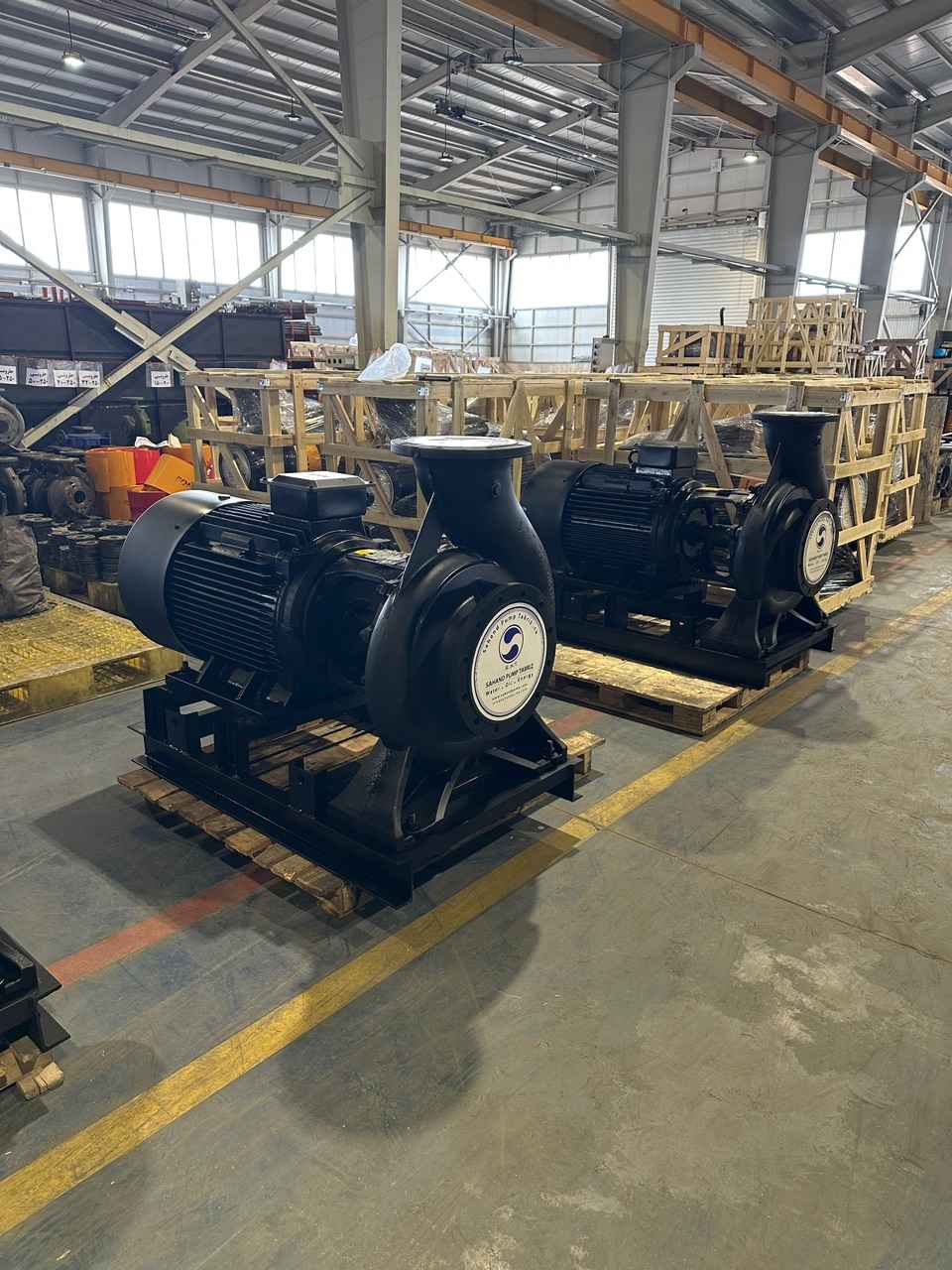 كارشناسان سهند پمپ تبریز در حال مونتاژ پمپ‌های صنعتی