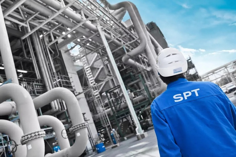 كارشناس ایمنی در مجتمع پتروشیمی با لباس KSB SupremeServ